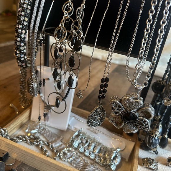 “Classy Lady” - Elegant Silver and Black Jewelry Set - Picture 15 of 16